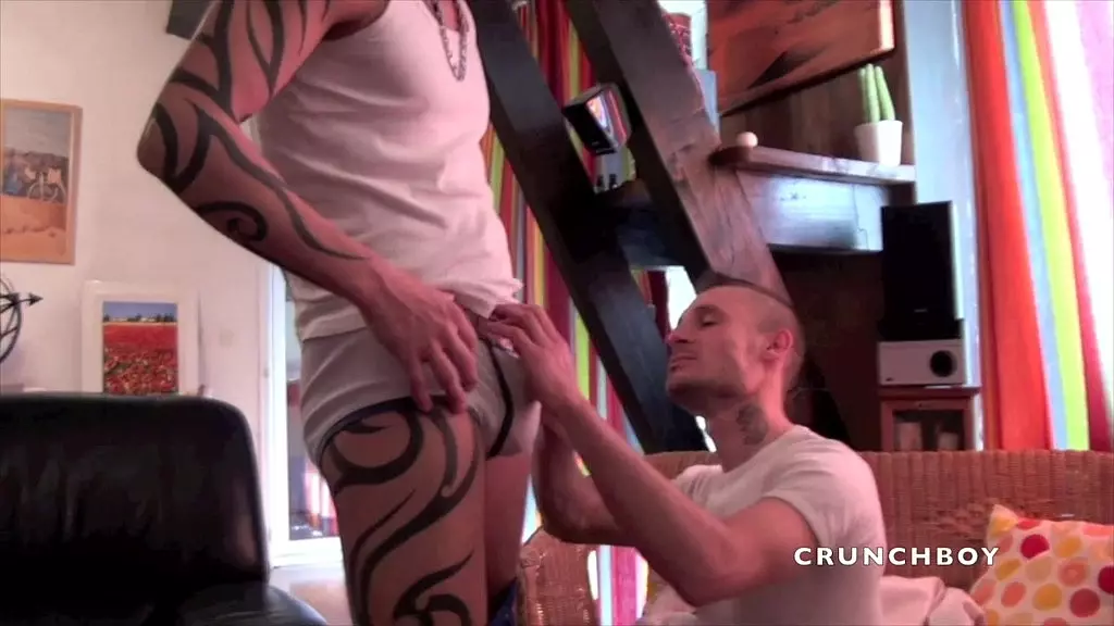 3 трахнул татуированный парень в доминировании в кроссовках