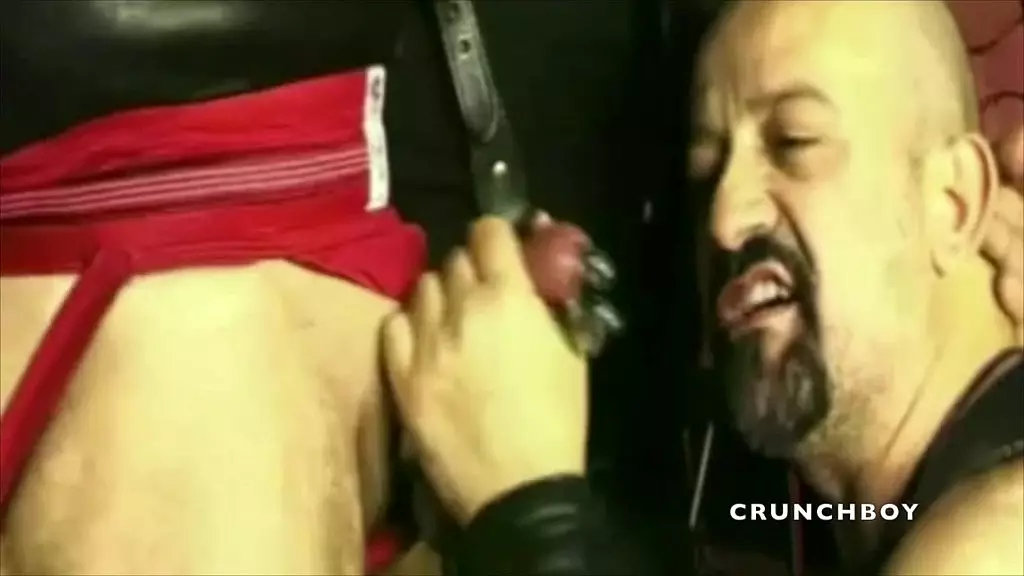 3 жестких кулака и жесткого секса в задней комнате с парнями с медвежьей мускулатурой