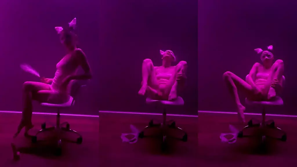 сексуальная зайка играет со своей киской