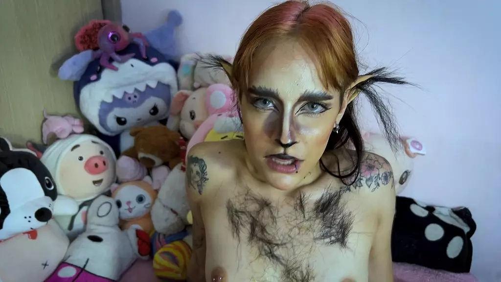 девушка-оборотень показывает, как трансформироваться