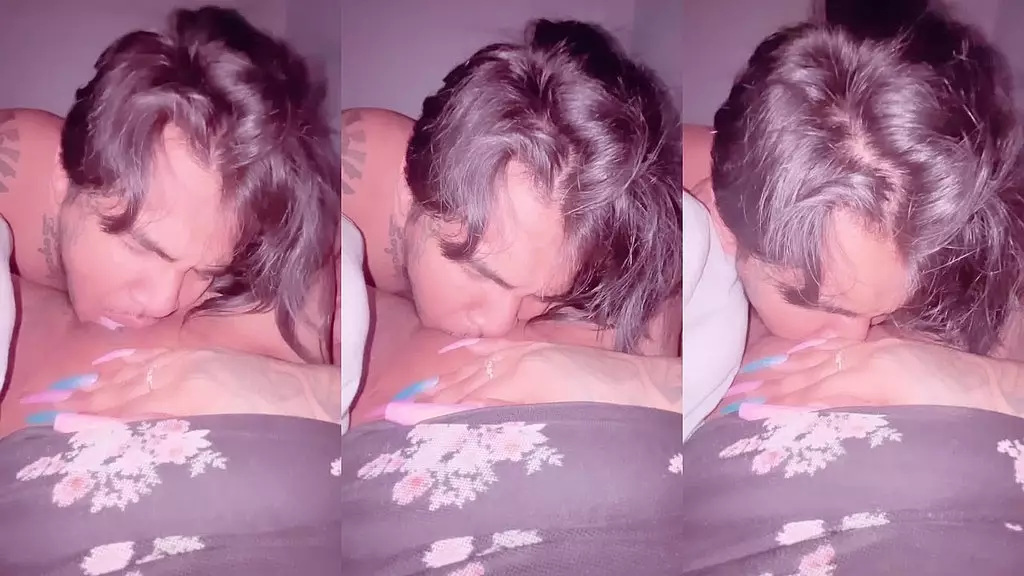 он действительно хорошо умеет лизать киску