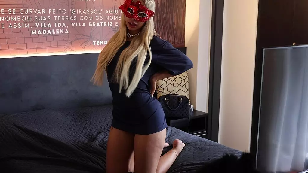 Елену долбят, а затем вытирают сперму на ожерелье Шанель