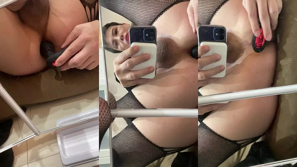 трансвестит играет с дилдо перед зеркалом