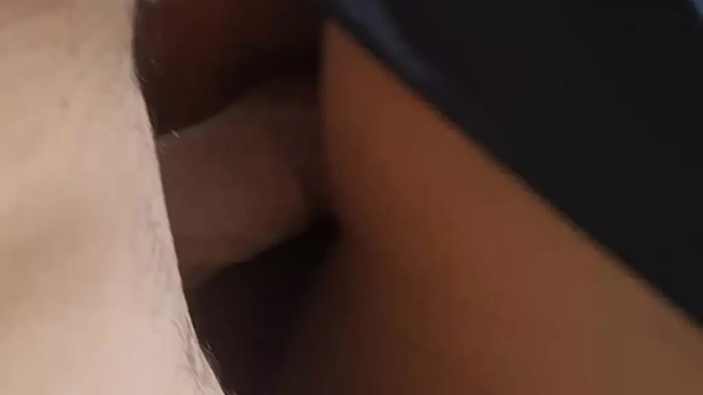 minha esposa gostosa de saia de couro, nao restiu e meti a rola na buceta dela