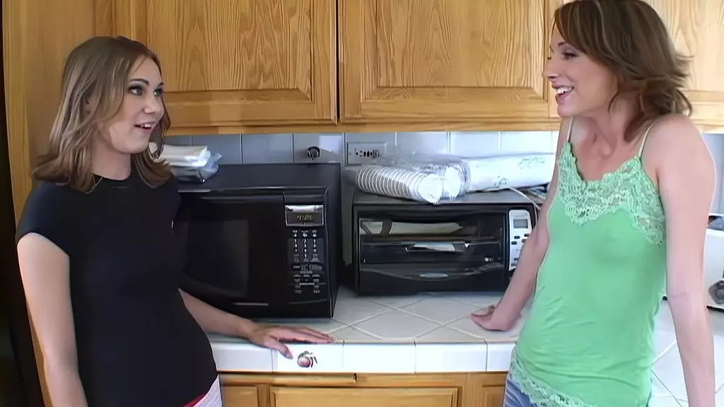 сьерра синн и синди стерлинг по очереди играют барменш-анусов в этой сексуальной сцене