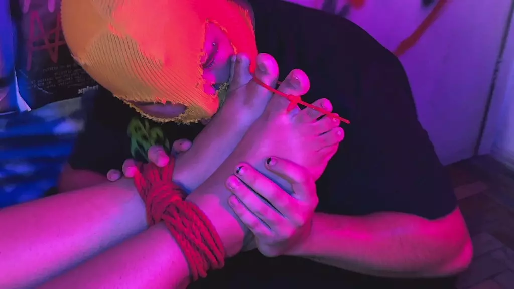 поклонение связанным ногам и щекотка