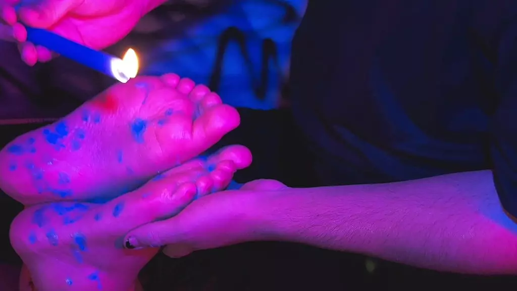 я предлагаю игру со свечным воском на твоих связанных ногах