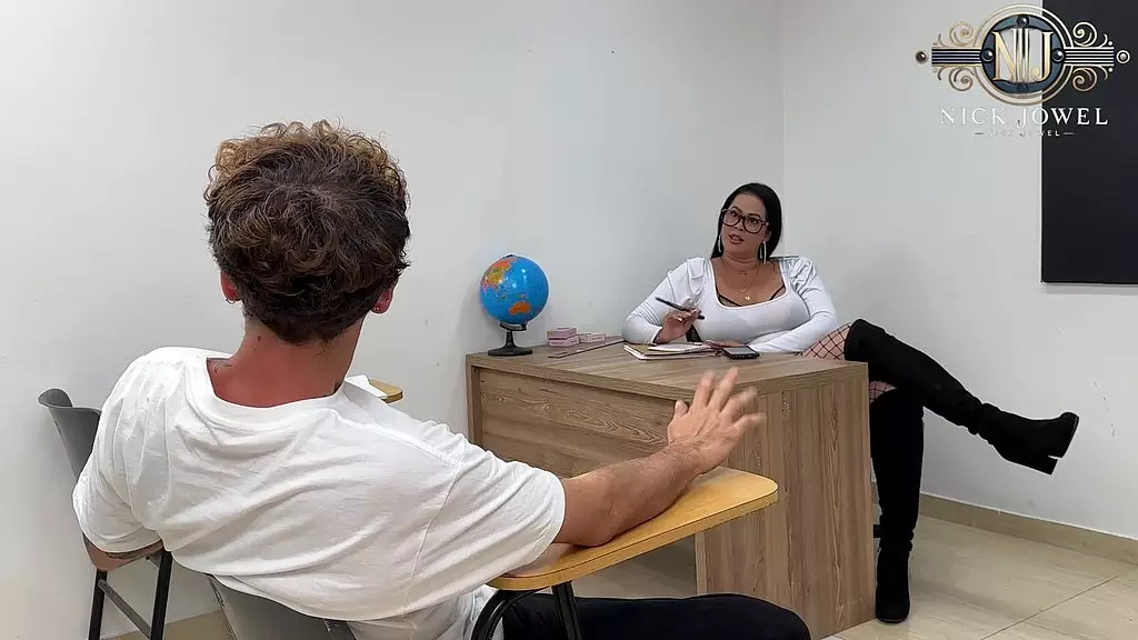 избалованный недисциплинированный трахает и кончает в свою горячую учительницу вовремя, в классе! завершено!