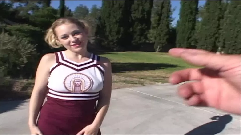 милую блондинку Синди Лу трахают в ее узкую киску