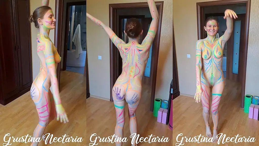 обнаженный боди-арт. натуральное тело и идеальные сиськи трогают