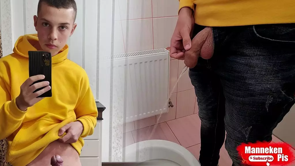 парень долго писает в общественном туалете и делает селфи