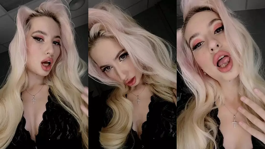 Эльза Ком сексуальная горячая девушка