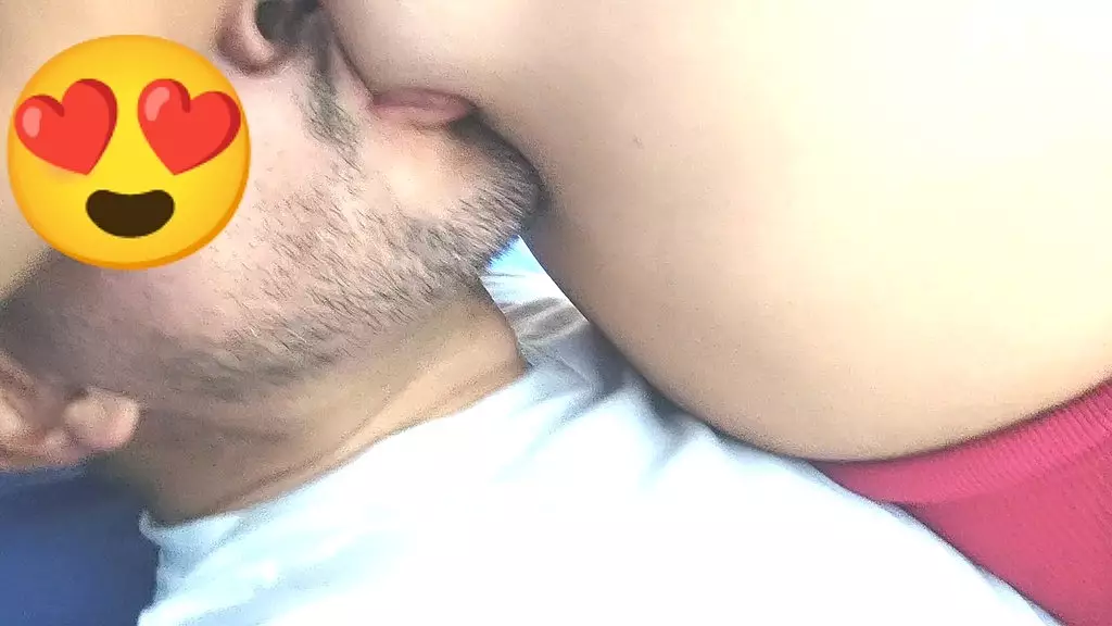 Дразнилка с большой задницей. Продюсер сосет её восхитительные сиськи