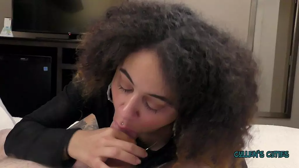 кингсли делает потрясающий минет