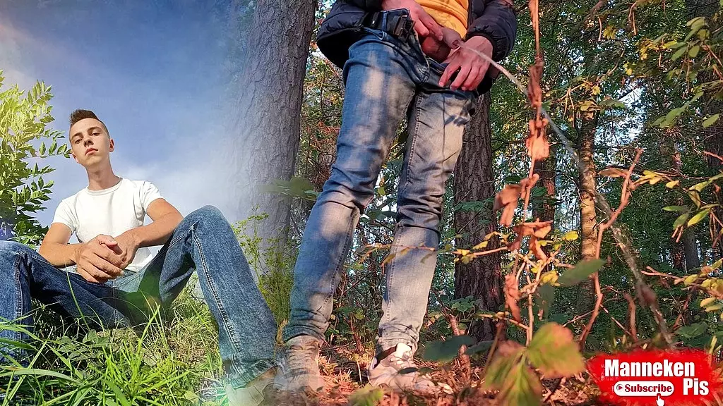 парень долго писает в лесу под деревом