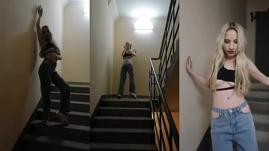 elza kom блондинка очень сексуальная