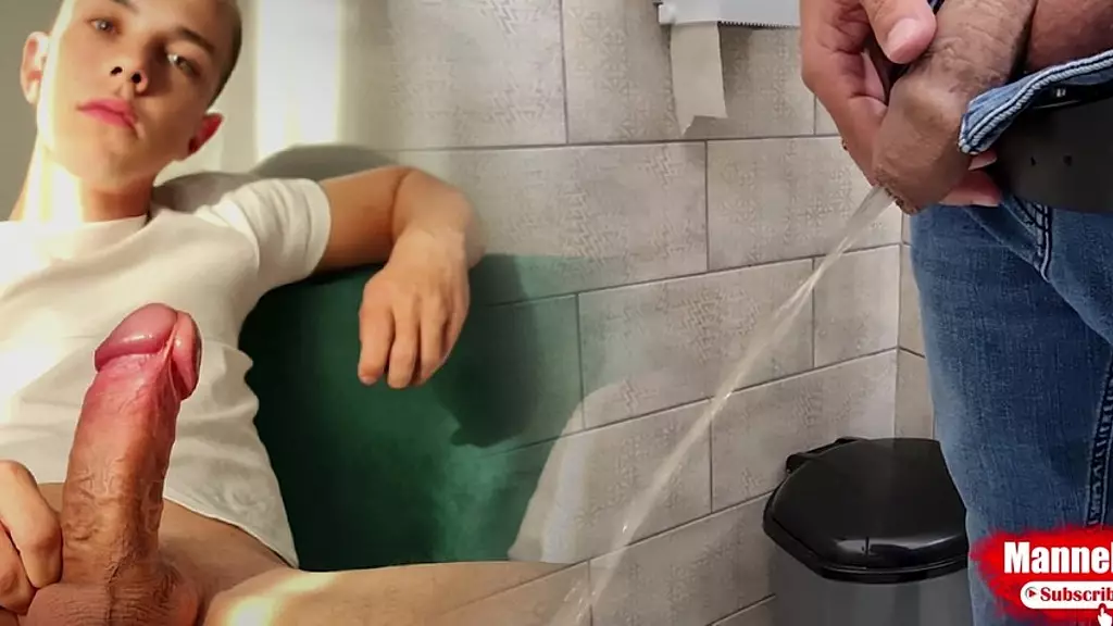 парень делает селфи, обильно писая в туалете