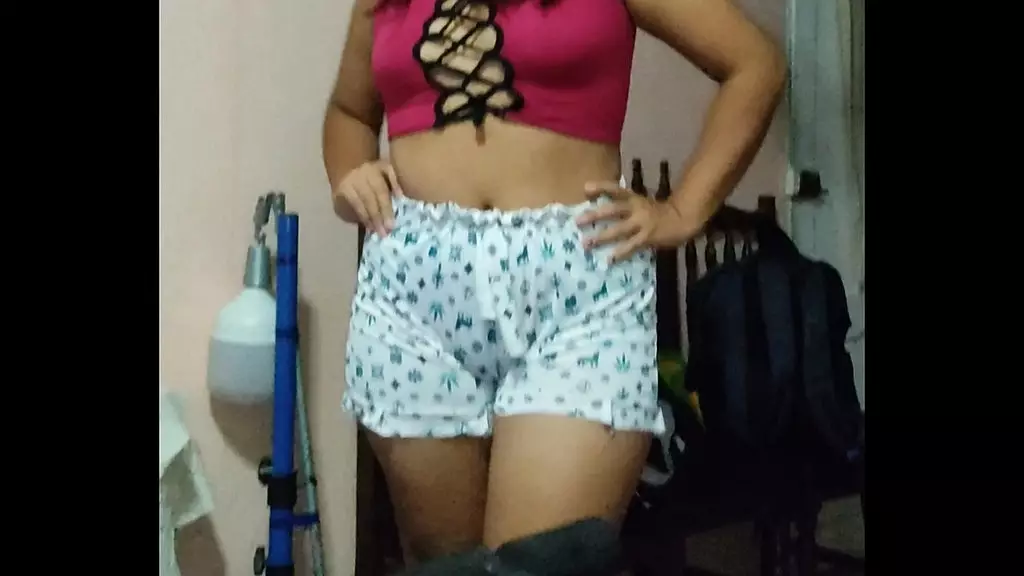 она выглядит сексуально даже расстроенной и в пижаме. смотрите наши премиум-видео, чтобы узнать больше