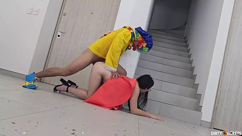 Я трахаю именинницу в доме ее отца, пока он работает