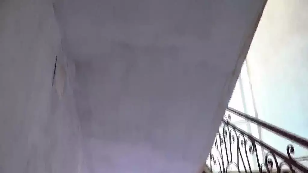 домохозяйка получает глубокую миссионерскую долбежку от своего босса с большим членом: его член такой же большой, как мясо в перцовом супе, который я ему приготовила, je