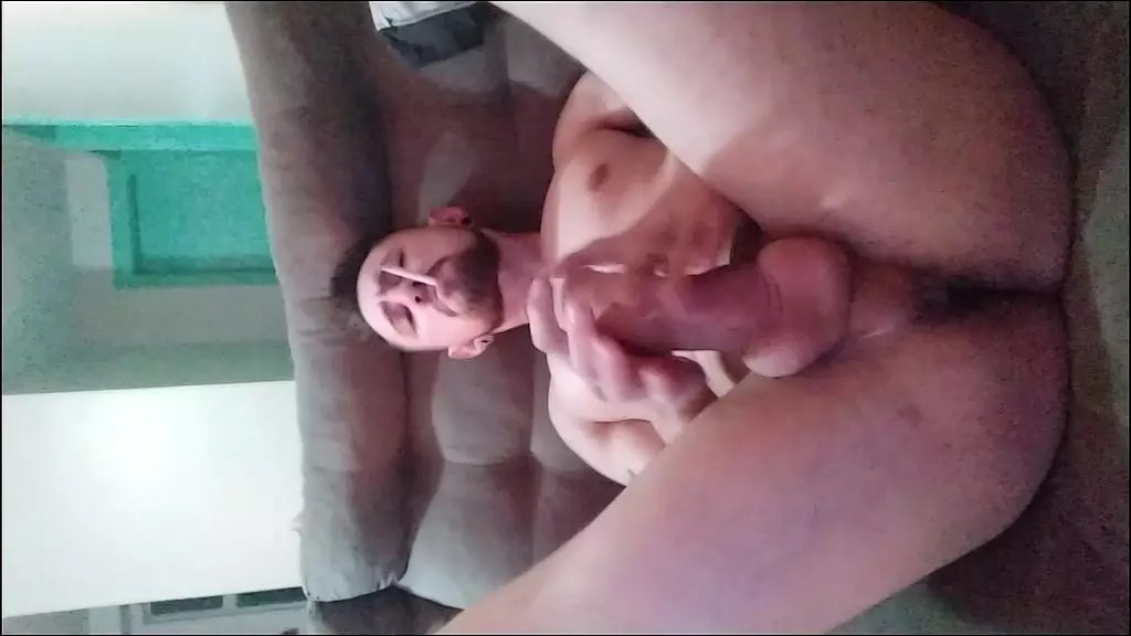 gozando ao cheirar a Calcinha da vizinha + punheta fumando e piscando o cuzao