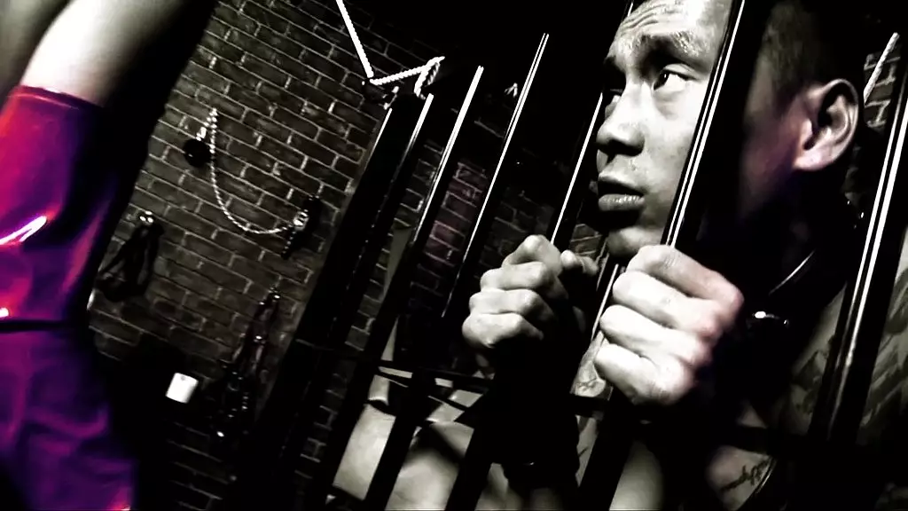 два красавчика трахают новых девушек без презерватива