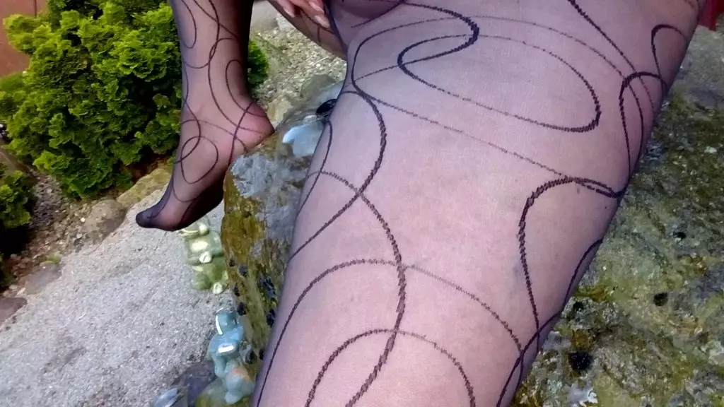 сексуальные чулки в саду