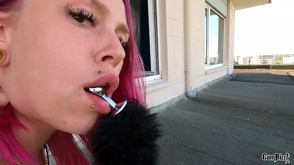 голландскую девушку трахнул BBC на крыше!