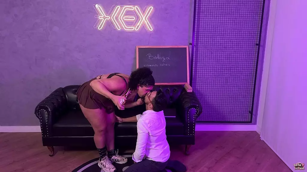 conheci esse rapaz e ele me levou para o quarto especial dele, gozei muito 1