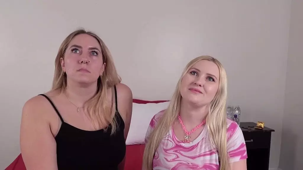 отчаянные любители брати и эмма играют со своими большими сиськами