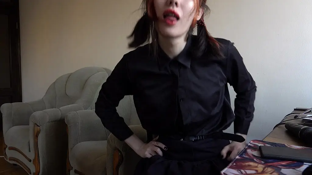 транс в черном костюме трахает игрушку для киски и отлично кончает. дебютное видео