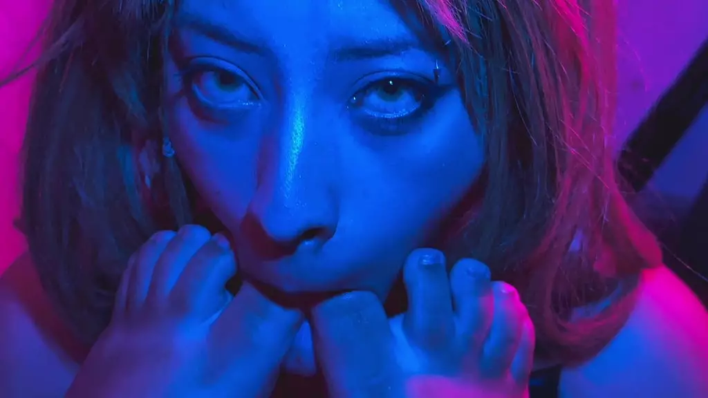 даже когда я курю, я не могу перестать поклоняться твоим ногам