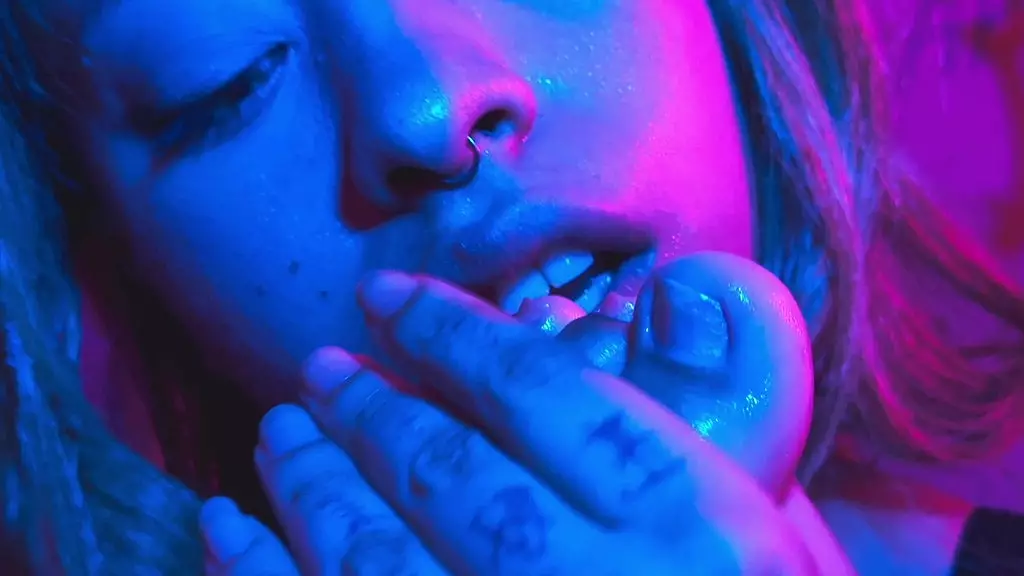 эти девушки – эксперты в поклонении ногам