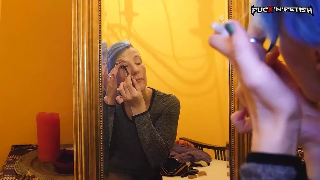 клип 92a амелия панк делает себе макияж