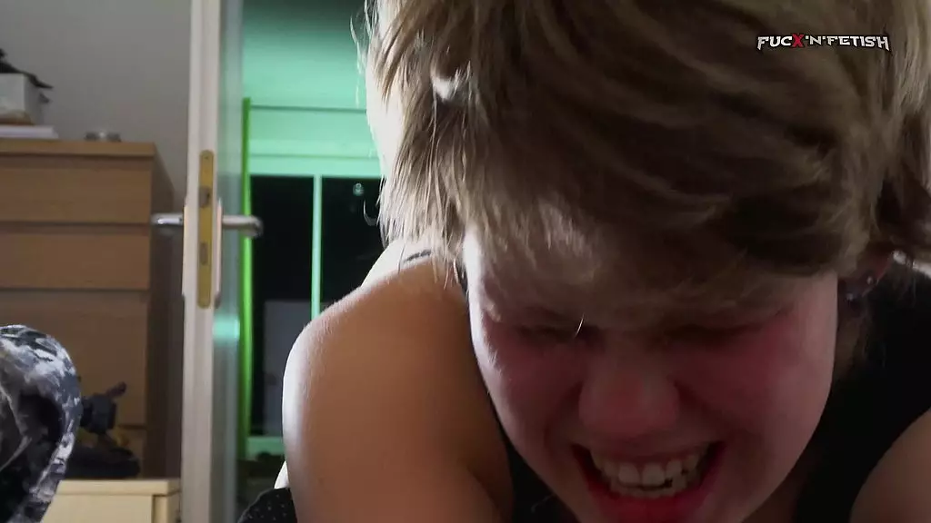 индивидуальный клип Стефани курит в постели - шлепки