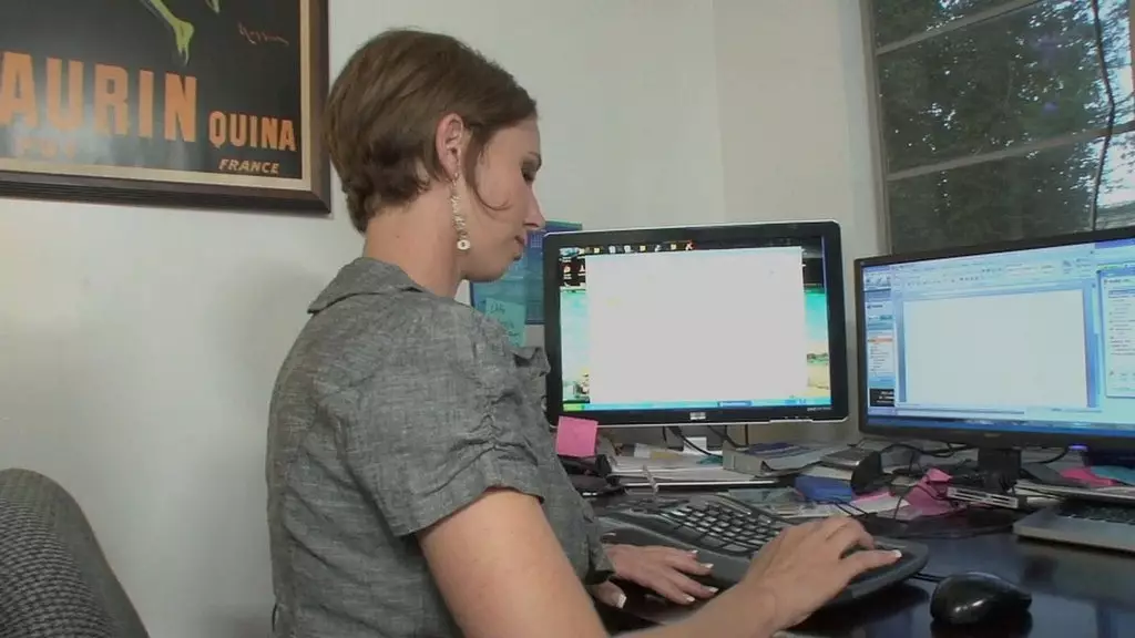 алексис сильвер надевает наряд озорной санты, чтобы трахнуть парня