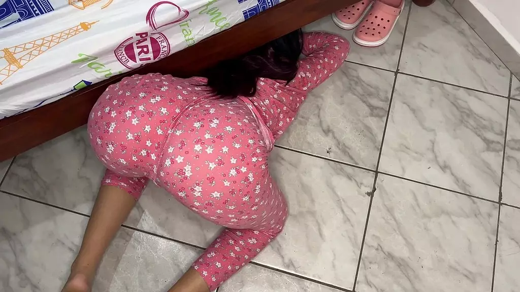 engane a mi hermosa hijastra para que busque de bajo de la cama para verle su gran culo