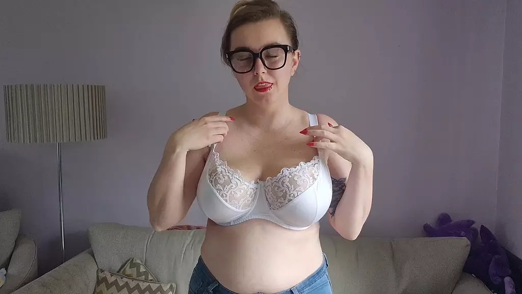 revealme - сладкая маленькая салли сосет свои большие сиськи