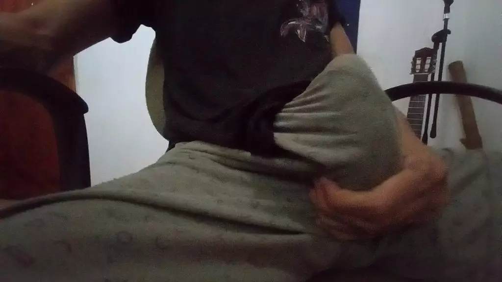 я сильно кончил, прежде чем папа поймал меня стонущей и дрочащей мой большой член