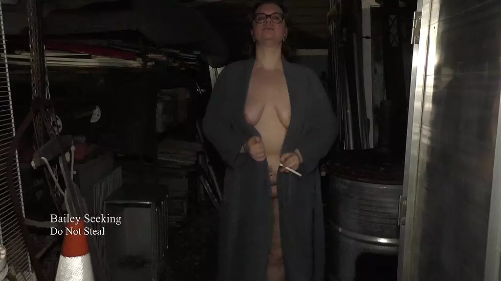 выхожу на улицу покурить голым - реклама