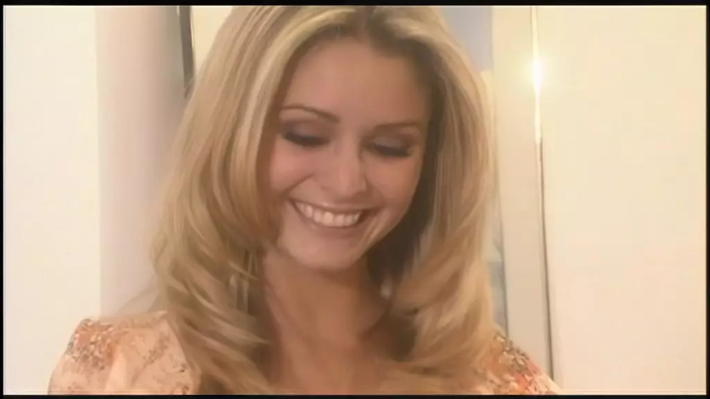 пейдж эшли начинает мыть машину, когда владелец машины подходит и показывает свое тело