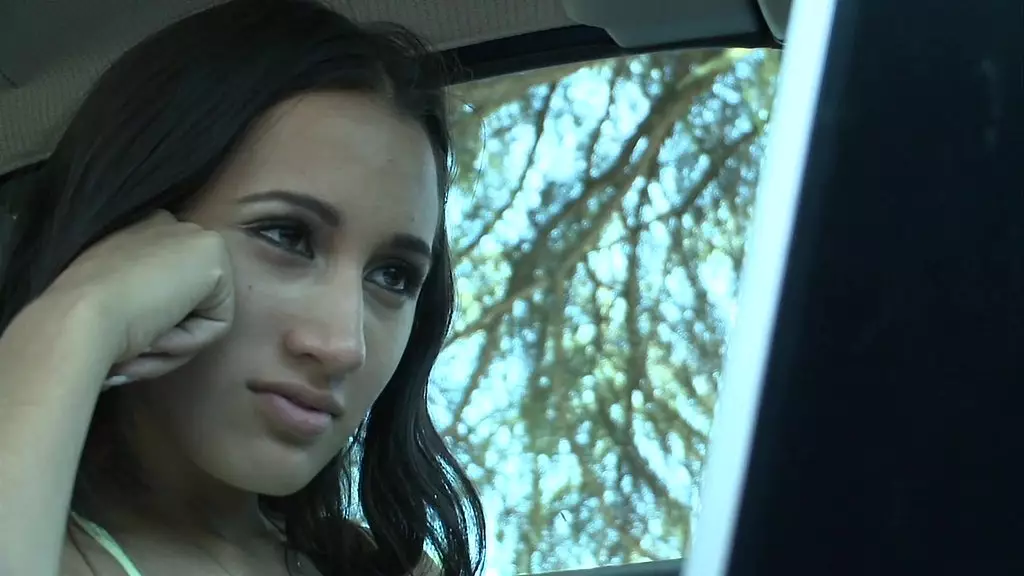 Латинская 18-летняя Эмия Майли трахается в студенческой гостиной