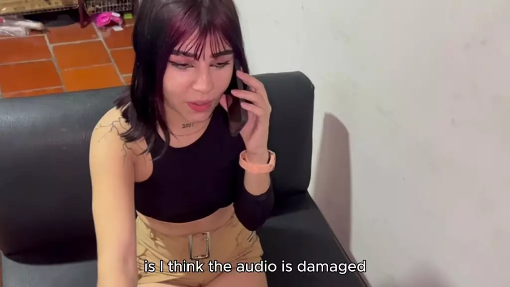 она трахается с техником, чтобы он починил ее компьютер раньше, потому что у нее нет денег на его ремонт - pov - 18 лет