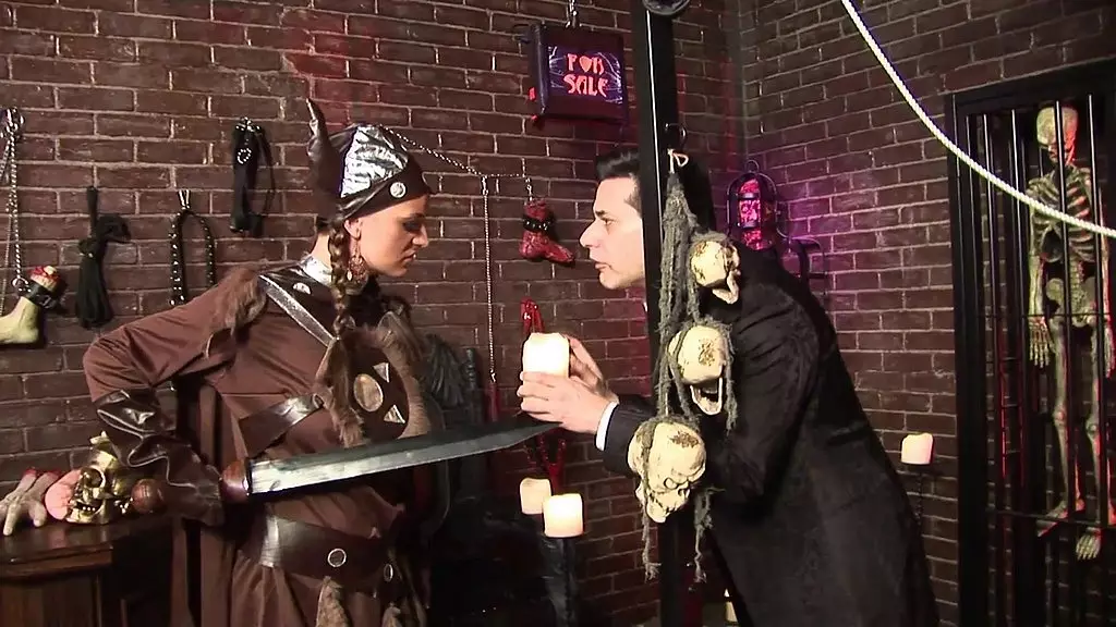 девушка-викинг кончает в магазине ужасов