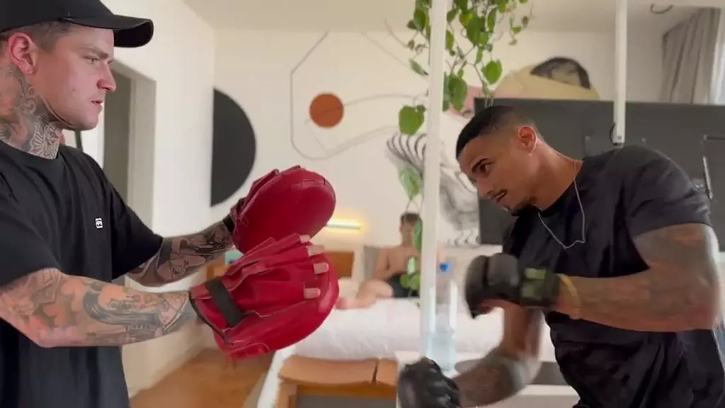 amigo chamou pra treinar na casa dele, mas o cunhado dele estava la e queria age dar pra nos dois