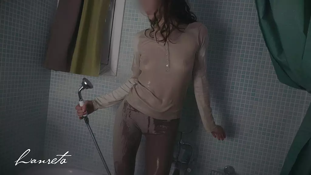 Описавшаяся и мокрая насквозь в хлопчатобумажной одежде