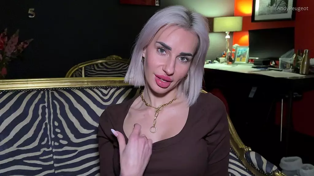 Сперма-шлюшка Коко де Вит обожает сосать большие члены перед тем, как ее жестко долбят