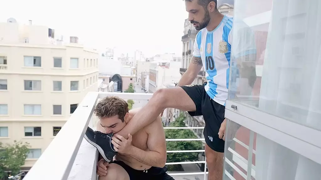 fetiche pies escupitajo y mecos en el pie!