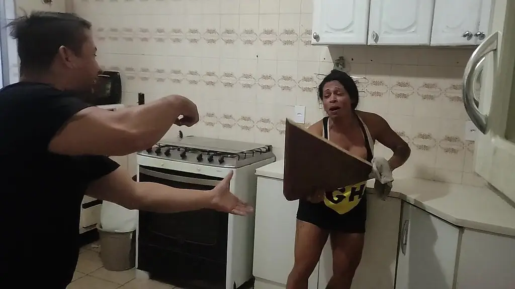 casa nova trollando minha namorada jogando barata nela