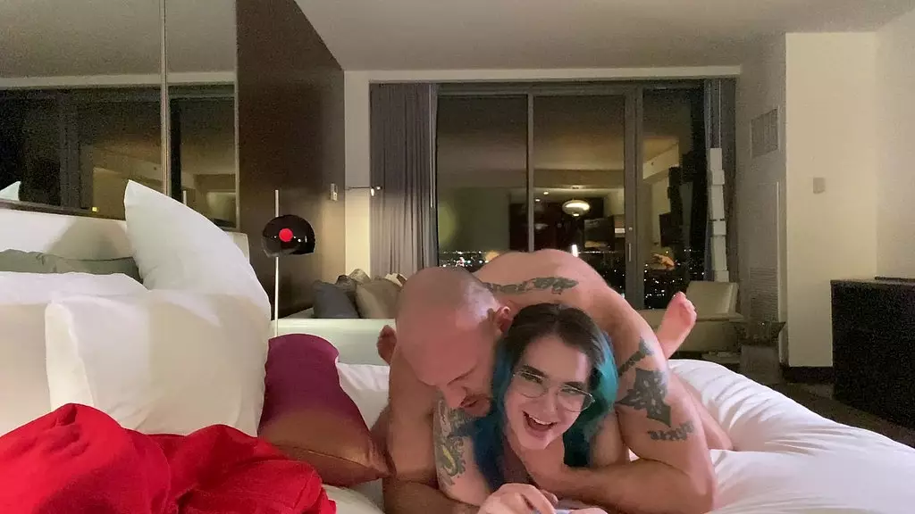 чувственный танец в черных трусиках и раздевание, трясу задницей, показывая свои красивые ноги и толстые ступни, и демонстрируя свою задницу